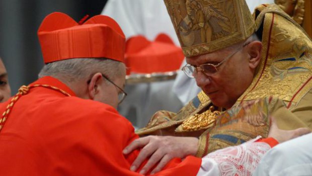 24 novembre 2007: Card. André VINGT-TROIS, archevêque de Paris, est félicité par Benoît XVI lors du consistoire est félicité par le pape Benoît XVI, Basilique Saint Pierre, Rome, Vatican.