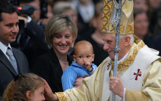 6 mai 2006: Le Pape Benoit XVI benit une petite fille après la messe célébrant le 500ème anniversaire de la Guarde Suisse, Basilique Saint Pierre, Vatican.