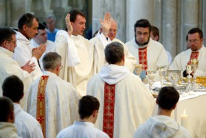 Prêtres célébrant la messe