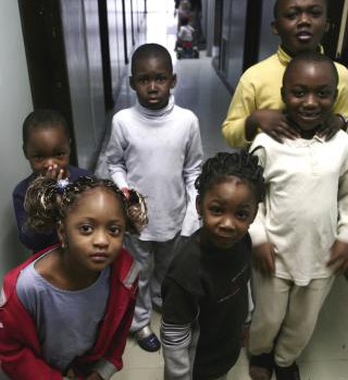 groupe d'enfants africains dans un foyer