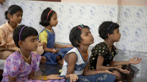 petites filles priant en Inde