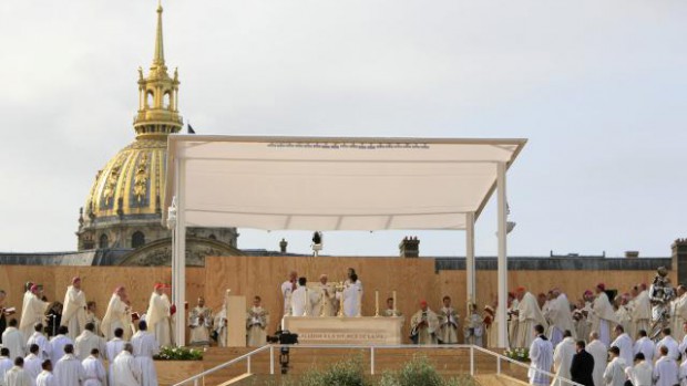 Vue sur le podium de la messe aux Invalides célébrée par Benoît XVI