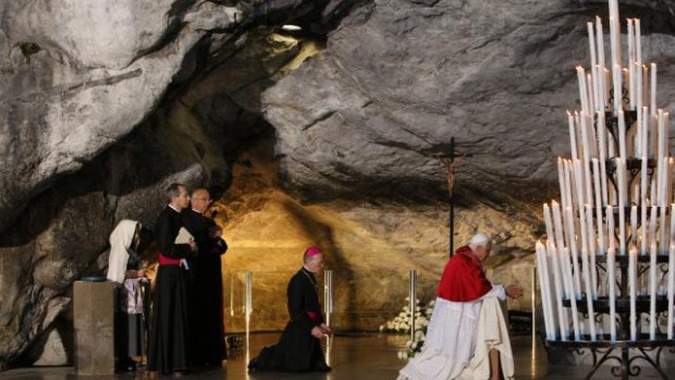 Le pape Benoît XVI à la grotte de Lourdes
