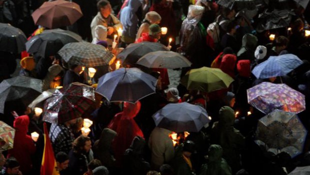 Procession mariale aux flambeaux sur l'esplanade de la basilique Notre Dame du Rosaire à Lourdes