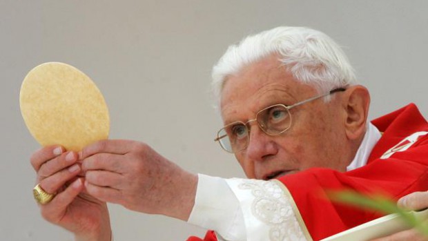 Benoît XVI messe de la Croix Glorieuse à Lourdes