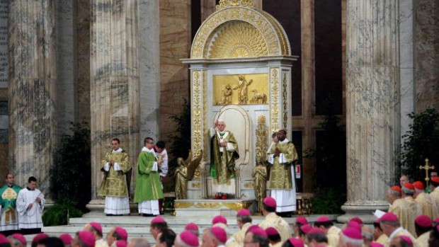 Le pape Benoît XVI ouvre le Synode des Evêques 2008