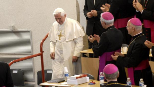 14 septembre 2008 : Benoit XVI applaudi par les évêques de France à son arrivée dans l'hémicycle Sainte Bernadette à Lourdes 65, France.
