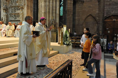 Installation Mgr Pascal Delannoy Saint-Denis avec enfants