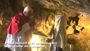 Lourdes - Benoit XVI à la grotte