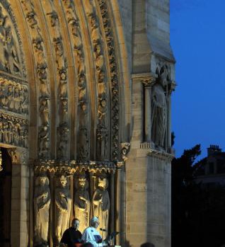 Le pape Benoît XVI et le cardinal André Vingt Trois devant Notre Dame de Paris