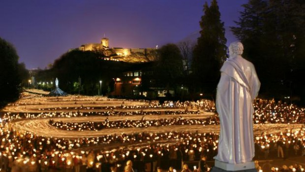 Procession mariale aux flambeaux à Lourdes