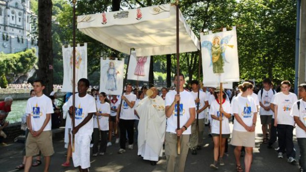 19 juillet 2008: Procession Eucharistique par le card. Jean-Pierre RICARD au cours du rassemblement en l'honneur des JMJ, Lourdes 65, France.
