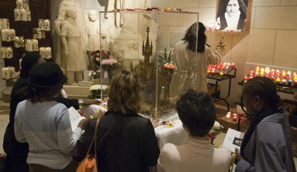 Vénération des reliques de Sainte Thérèse à Paris