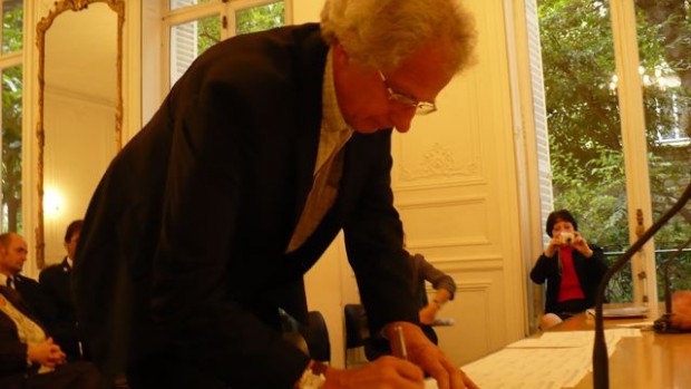 Signature d'une charte par le Collectif Combattre la solitude des personnes âgées